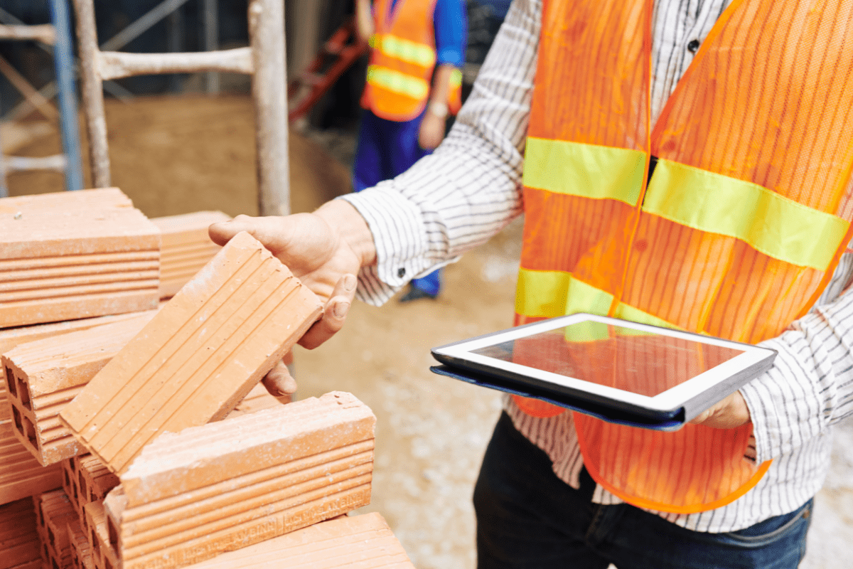 Matériaux de construction livrés sur un chantier, organisés pour un approvisionnement optimisé