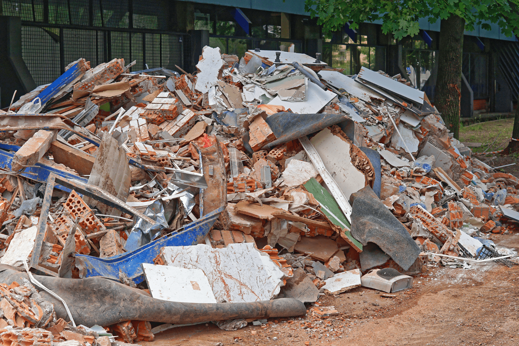 Tri sur chantier contenant des déchets de construction triés pour recyclage ou réemploi