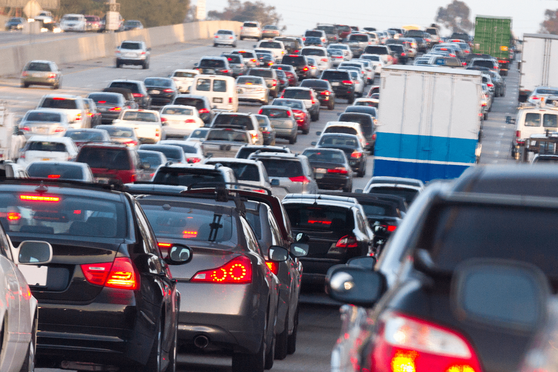 Embouteillages en centre-ville dans une zone concernée par les restrictions ZFE en France